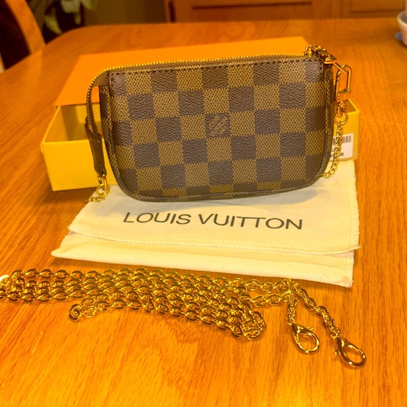 Louis Vuitton Mini Pouchette in Damier Ebene canvas. Gold color hardware. - Picture 2 of 12